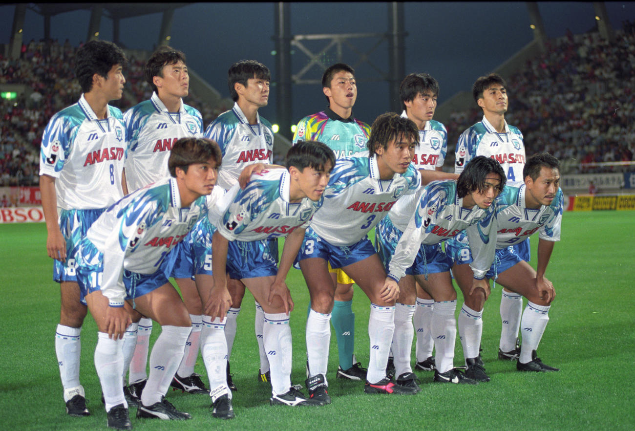 鹿島対横浜F　横浜F集合写真　前列左から原田武男、山口素弘、渡辺一平、前園真聖、前田治、後列左から吉岡秀樹、大嶽直人、平川弘、森敦彦、中田一三、岩井厚裕（1995年6月撮影）