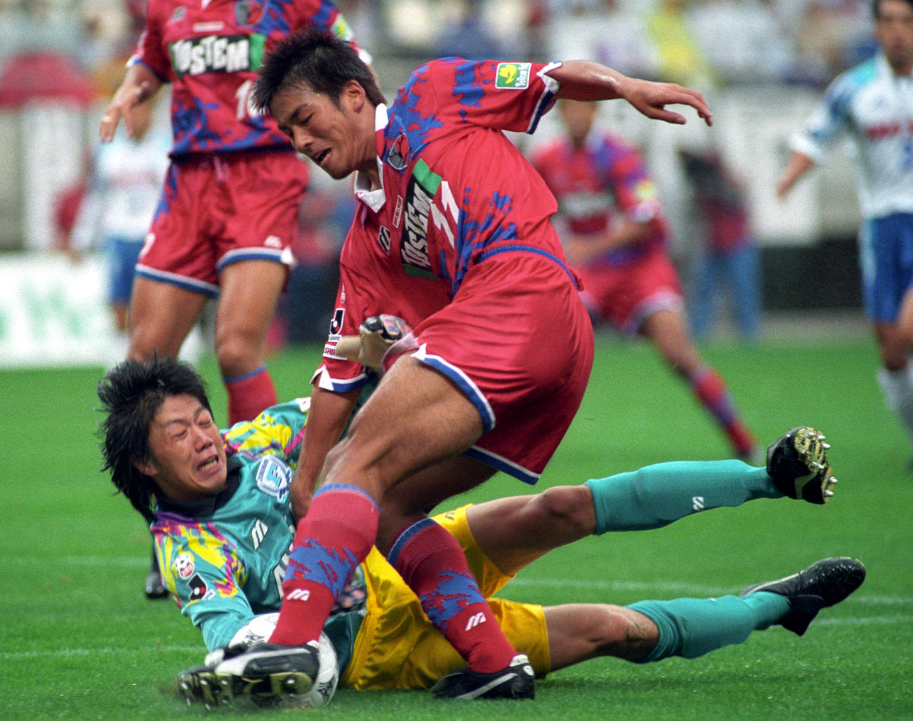 鹿島対横浜F　横浜FGK森敦彦と激しく競り合う鹿島FW柳沢敦（1996年9月撮影）