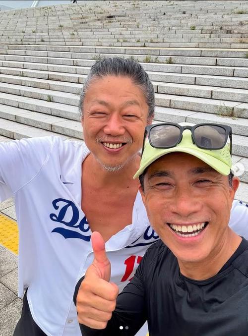 前園真聖が「発見！」元フリューゲルスGK“レゲエくん”と久々2ショット