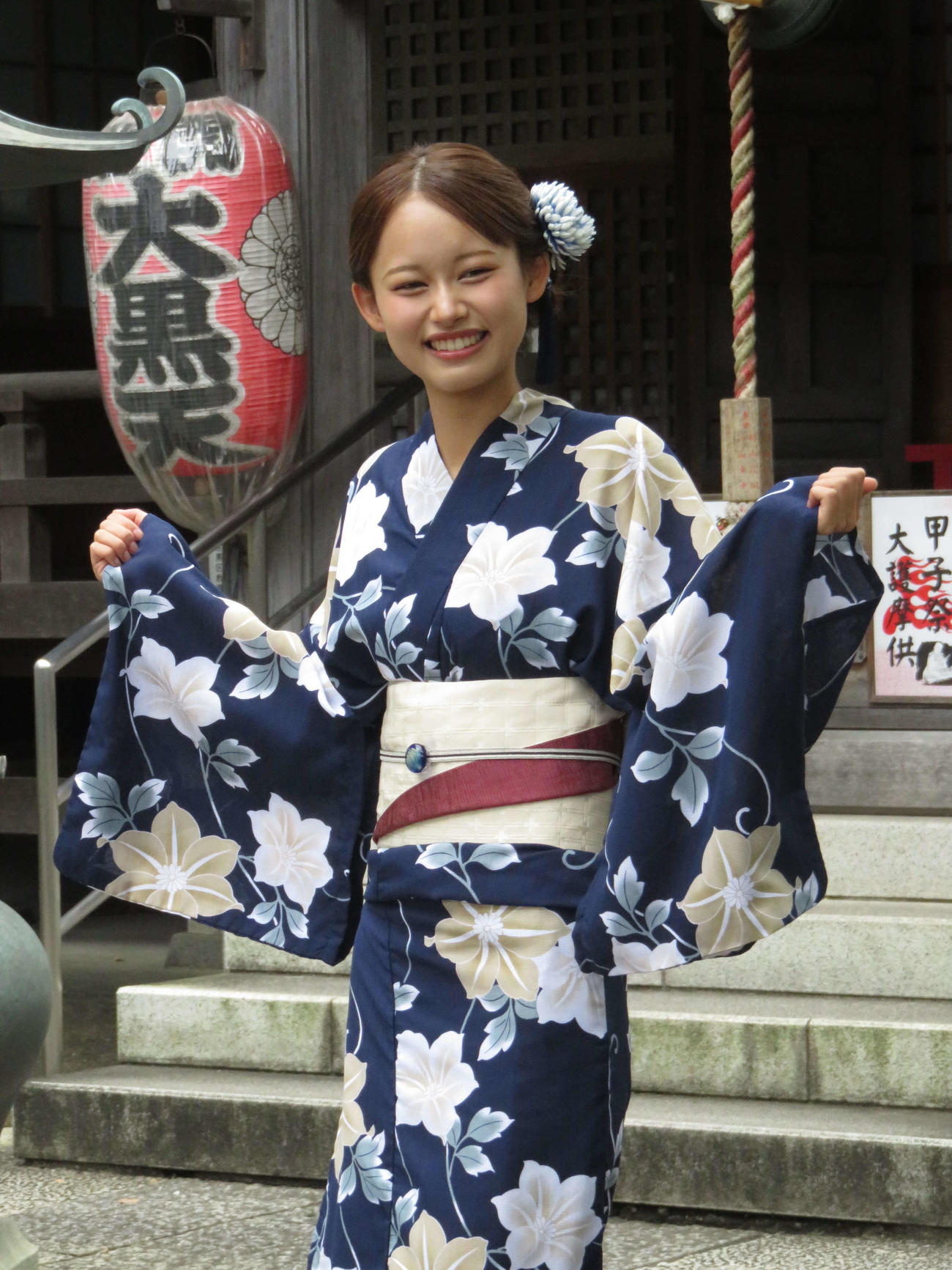 浴衣姿で大円寺を参拝した畠中夢叶