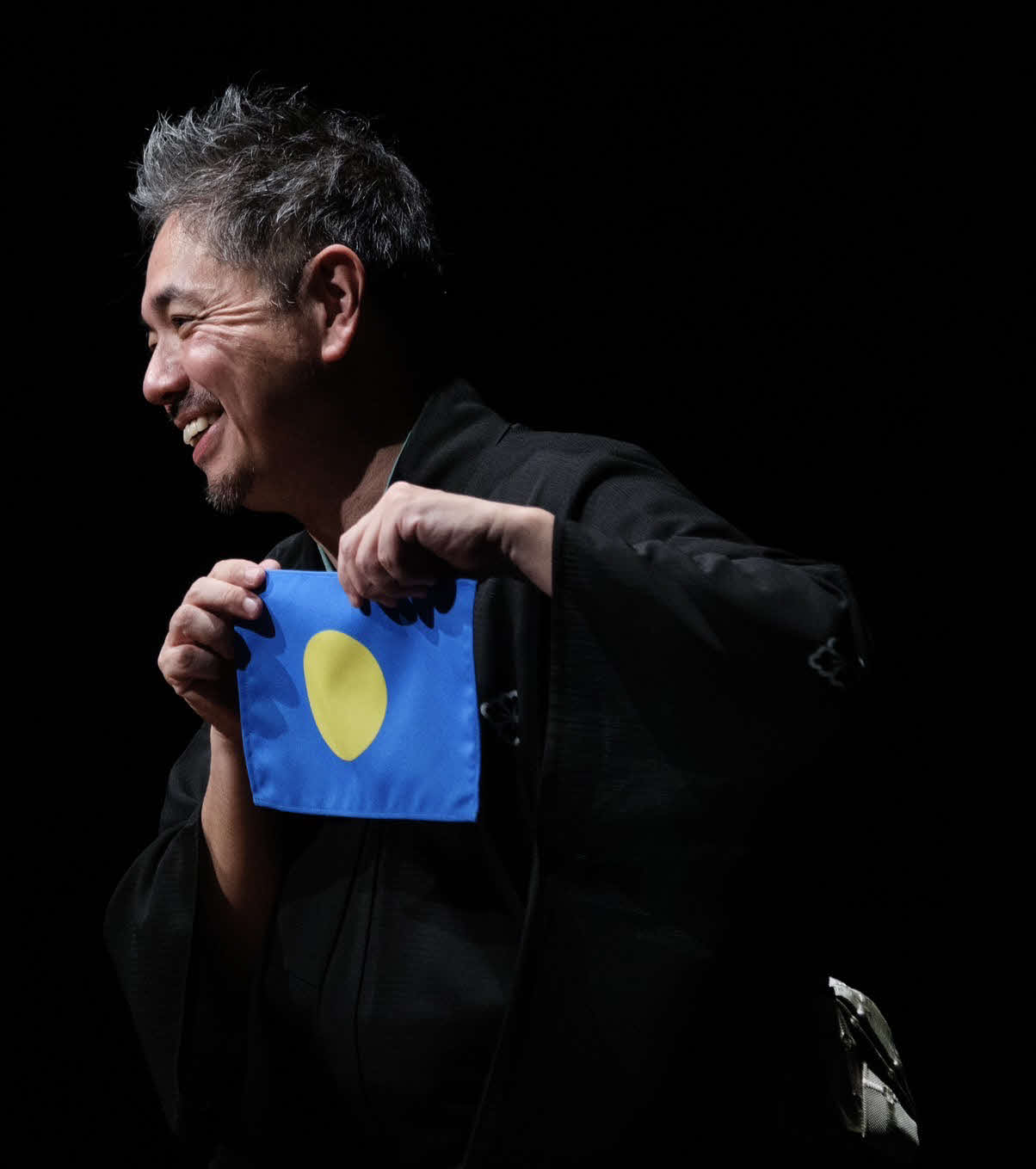 パラオ国旗を手に「落語で伝えたい想い『パラオの星』」を演じた桂春蝶（C）撮影:佐藤浩