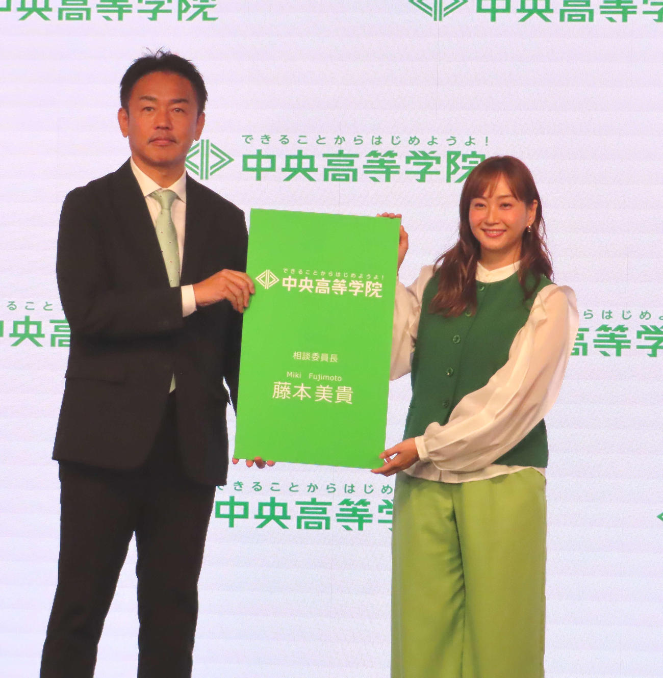 通信制高校のサポート校「中央高等学院」の相談委員長に就任した藤本美貴（右）（撮影・寺本吏輝）