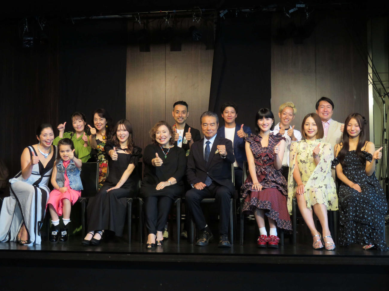 制作発表に登壇した、前列左から勝野雅奈恵、娘の八瑠子、小関舞、キャシー中島、勝野洋、藤本リリー、吉川友、和田珂音、後列左から鈴木聖奈、上島尚子、洋輔、佐藤佑哉、神山大和、藤原基樹（撮影・村上幸将）