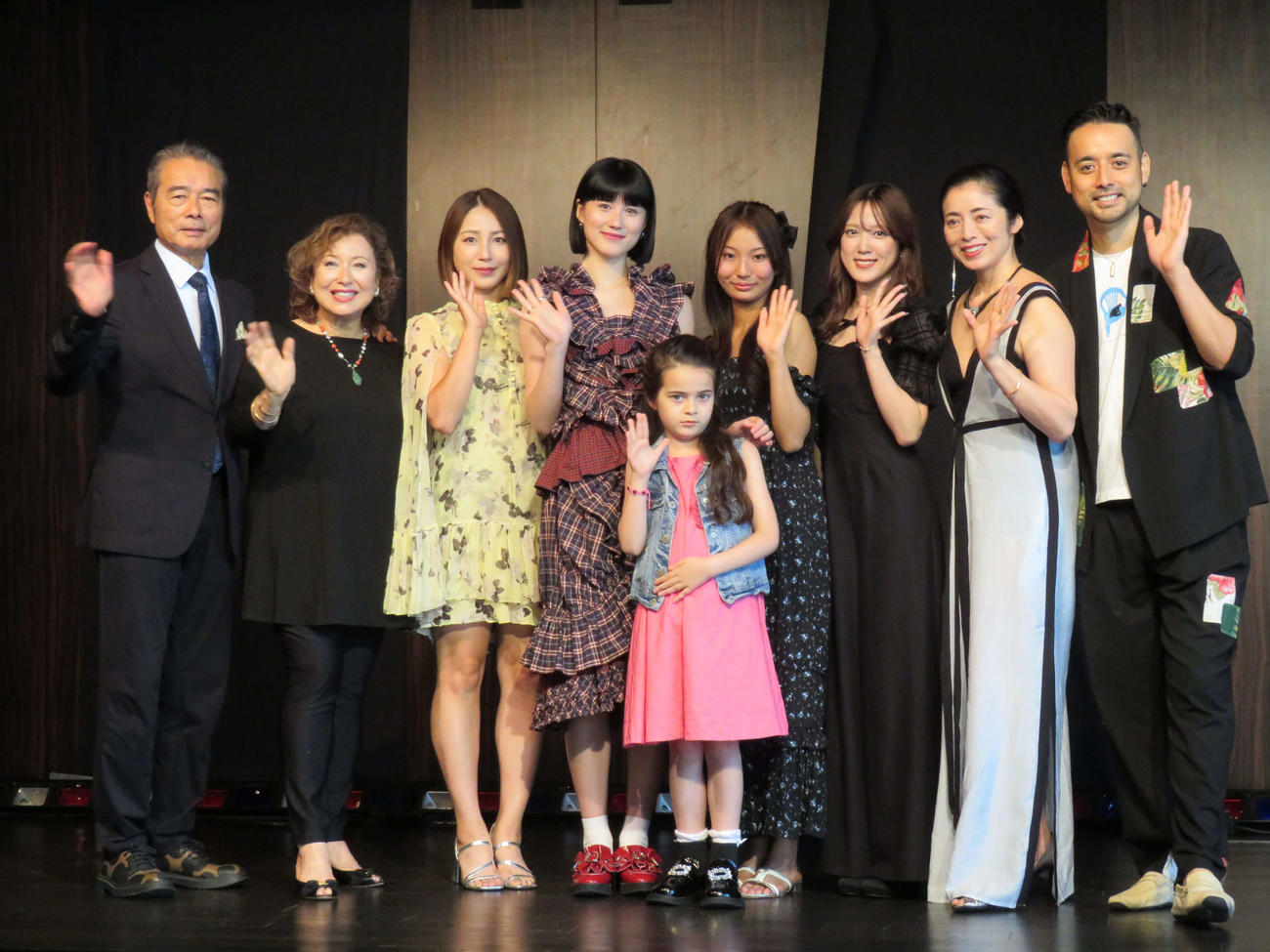 勝野劇団公演VOL,8,5「横浜グラフィティ・ダイアリー～あいつら、本当に格好良かったよ～」制作発表に登壇した、左から勝野洋、キャシー中島、吉川友、藤本リリー、八瑠子、和田珂音、小関舞、勝野雅奈恵、洋輔（撮影・村上幸将）