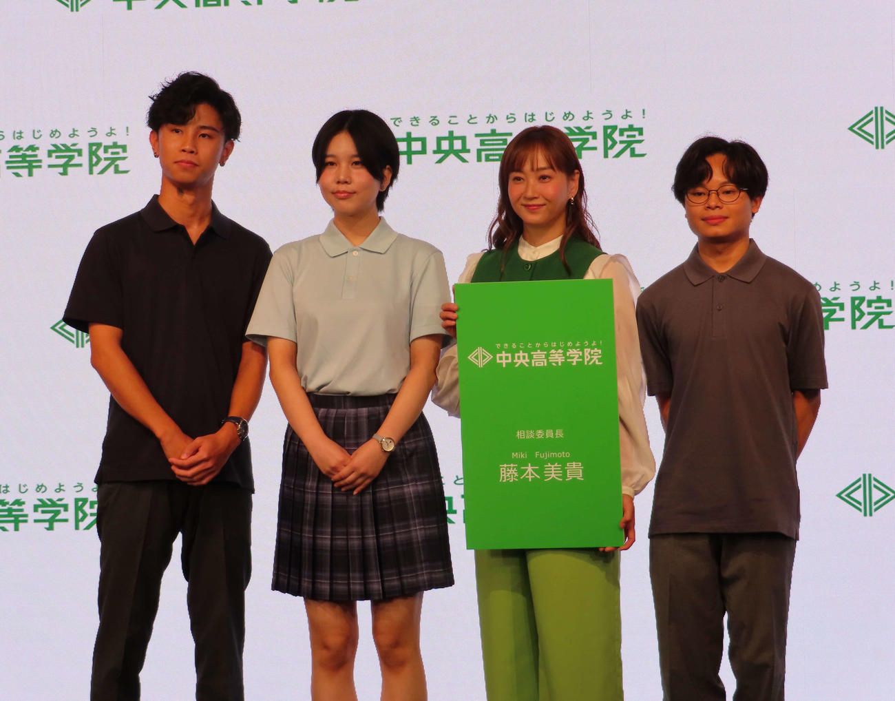 通信制高校のサポート校「中央高等学院」の相談委員長に就任し、在校生と並ぶ藤本美貴（右から2人目）（撮影・寺本吏輝）