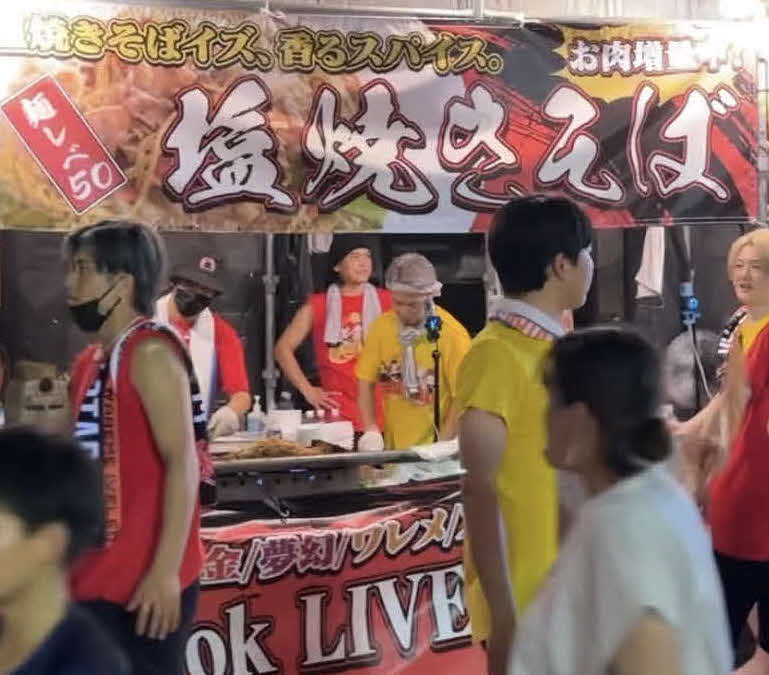 徳島・阿波踊りの会場で出した焼きそば屋台に立つ超無課金こと石田拳智氏（左から2人目）ら