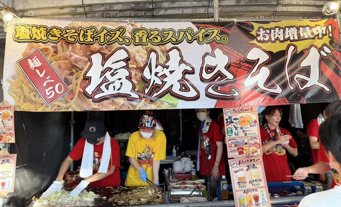 徳島・阿波踊りの会場で出した焼きそば屋台に立つ超無課金こと石田拳智氏（左端）ら