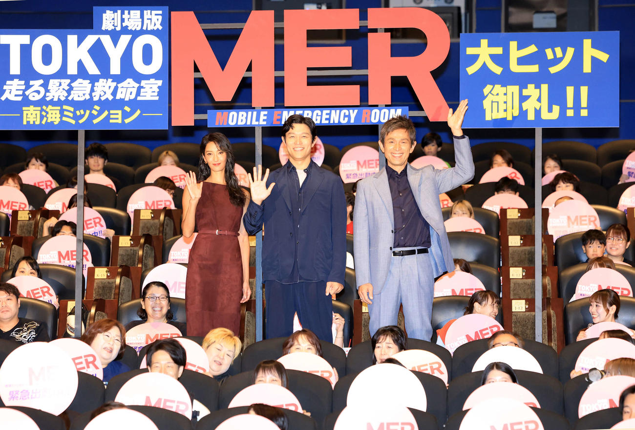劇場版「TOKYOMER」大ヒット御礼舞台あいさつでファンを背に笑顔で記念撮影する、左から菜々緒、鈴木亮平、江口洋介（撮影・浅見桂子）