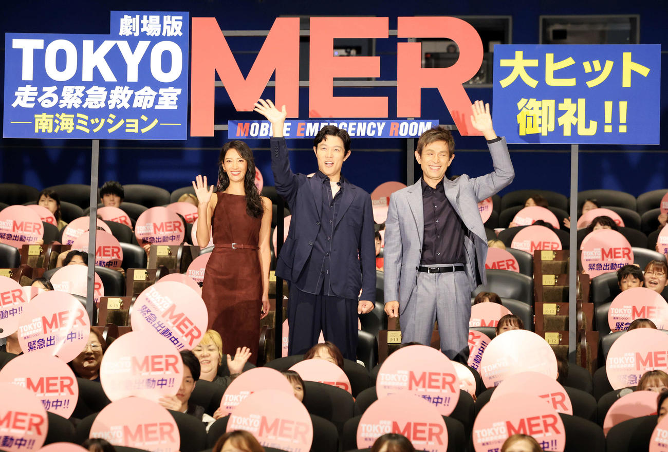 劇場版「TOKYOMER」大ヒット御礼舞台あいさつでファンに囲まれ笑顔で手を振る、左から菜々緒、鈴木亮平、江口洋介（撮影・浅見桂子）