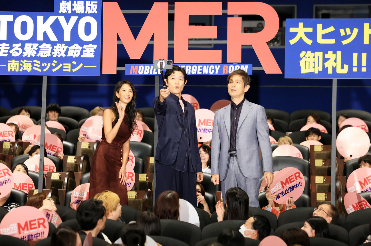 劇場版「TOKYOMER」大ヒット御礼舞台あいさつでファンに囲まれ自撮り棒で撮影する、左から菜々緒、鈴木亮平、江口洋介（撮影・浅見桂子）