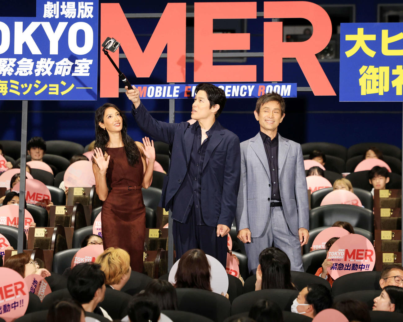 劇場版「TOKYOMER」大ヒット御礼舞台あいさつでファンに囲まれ自撮り棒で撮影する、左から菜々緒、鈴木亮平、江口洋介（撮影・浅見桂子）