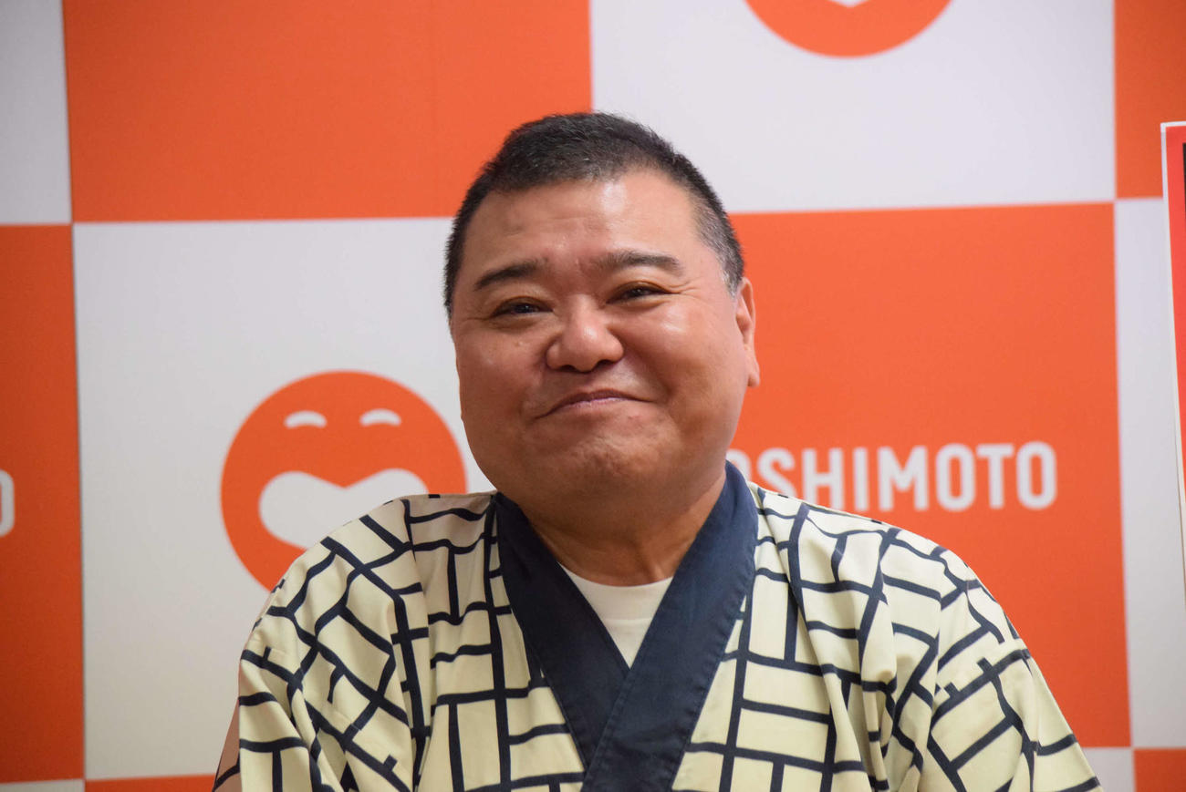 字幕付きの吉本新喜劇をアピールする川畑泰史（撮影・阪口孝志）