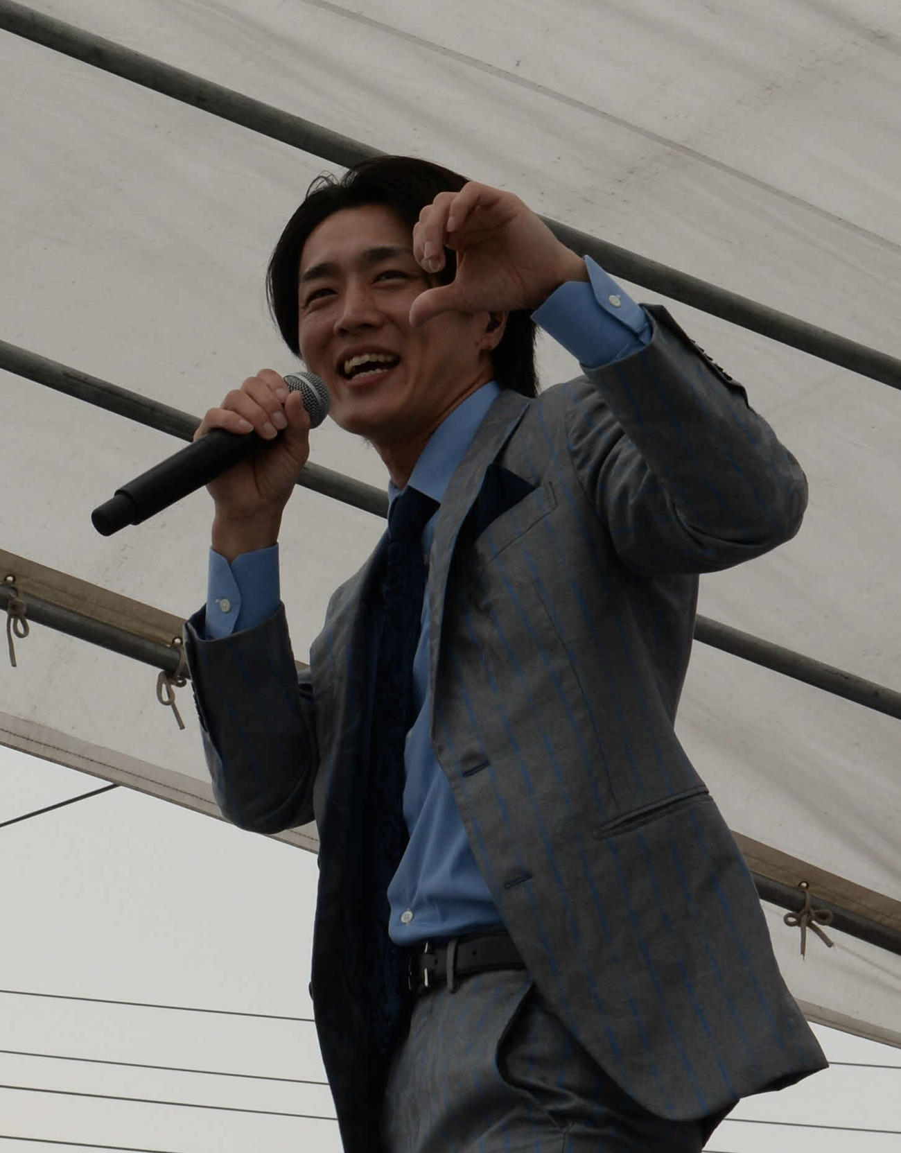 熱唱する真田ナオキ