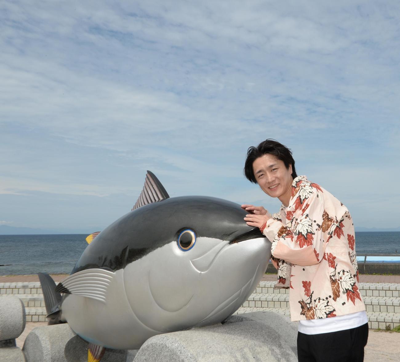 大間町の海岸でポーズを決める真田ナオキ