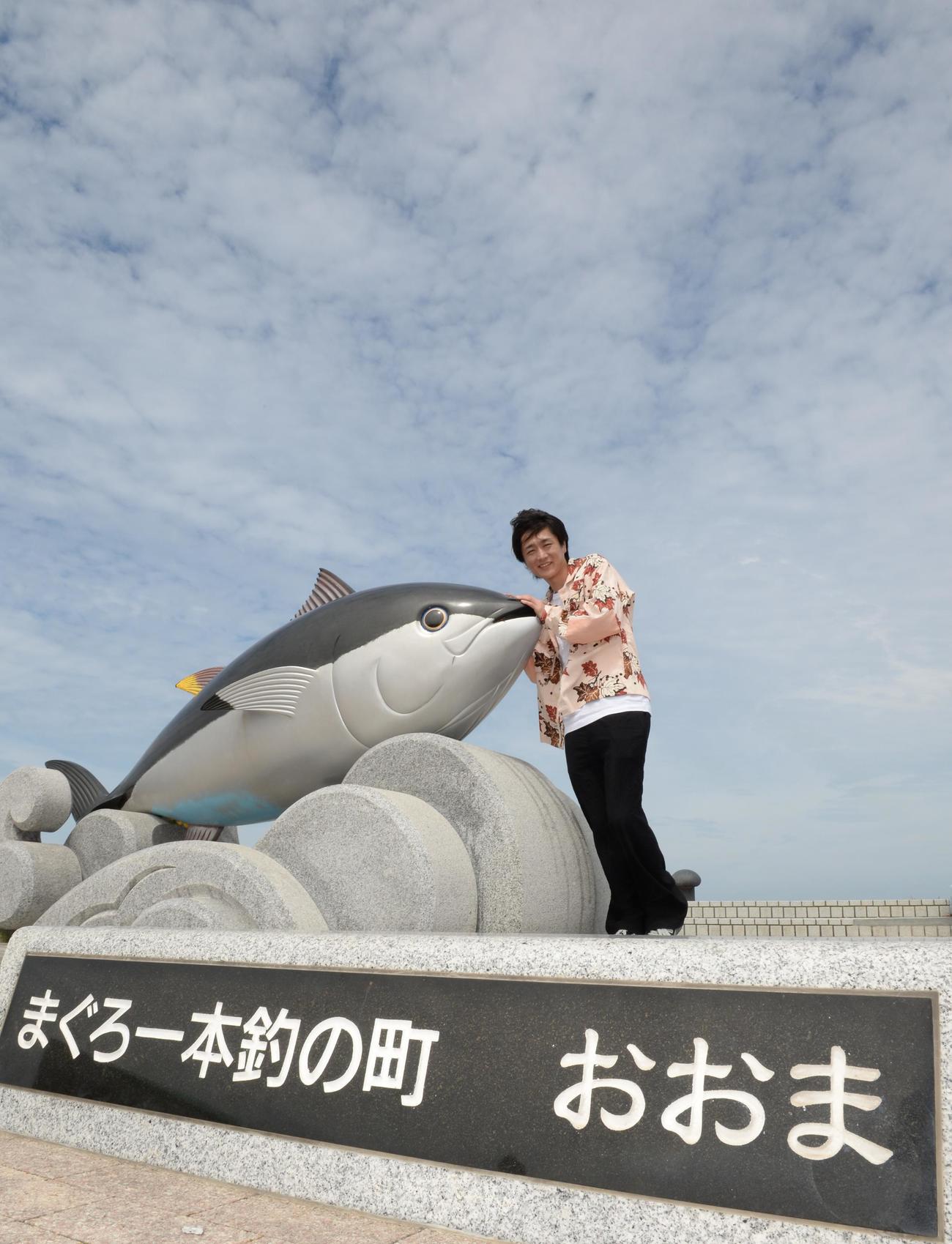 大間町の海岸でポーズを決める真田ナオキ