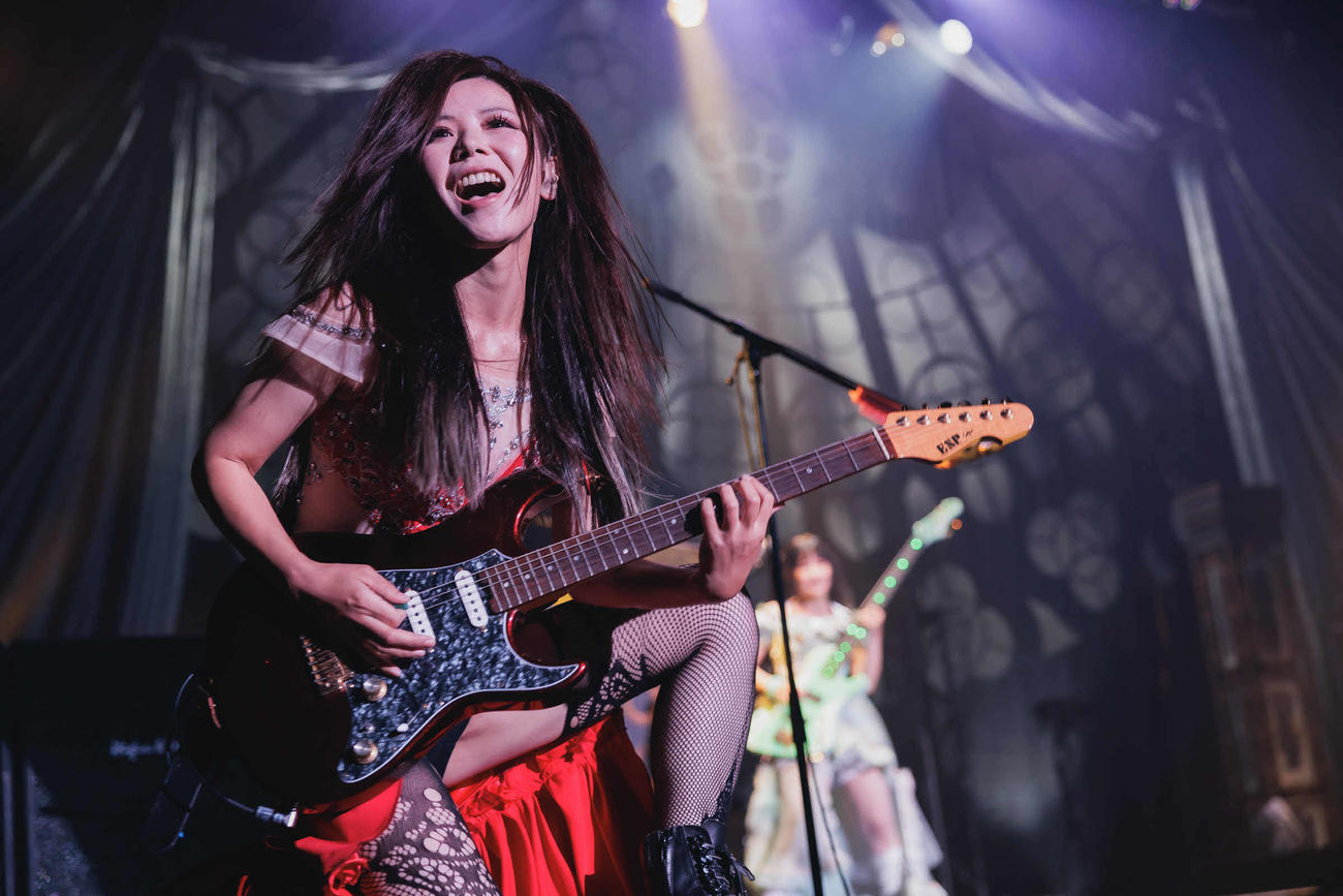 13日に行われたALDIOUSのラストライブで演奏するギターのYoshi（Photo byさいちょー）