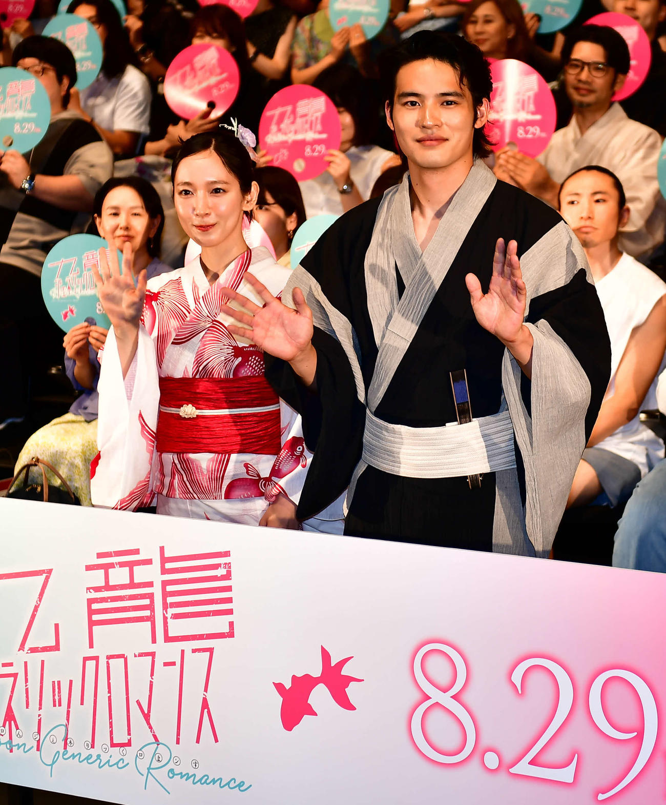 映画「九龍ジェネリックロマンス」の「納涼！夕涼み試写会」に出席した吉岡里帆（左）と水上恒司（撮影・松尾幸之介）