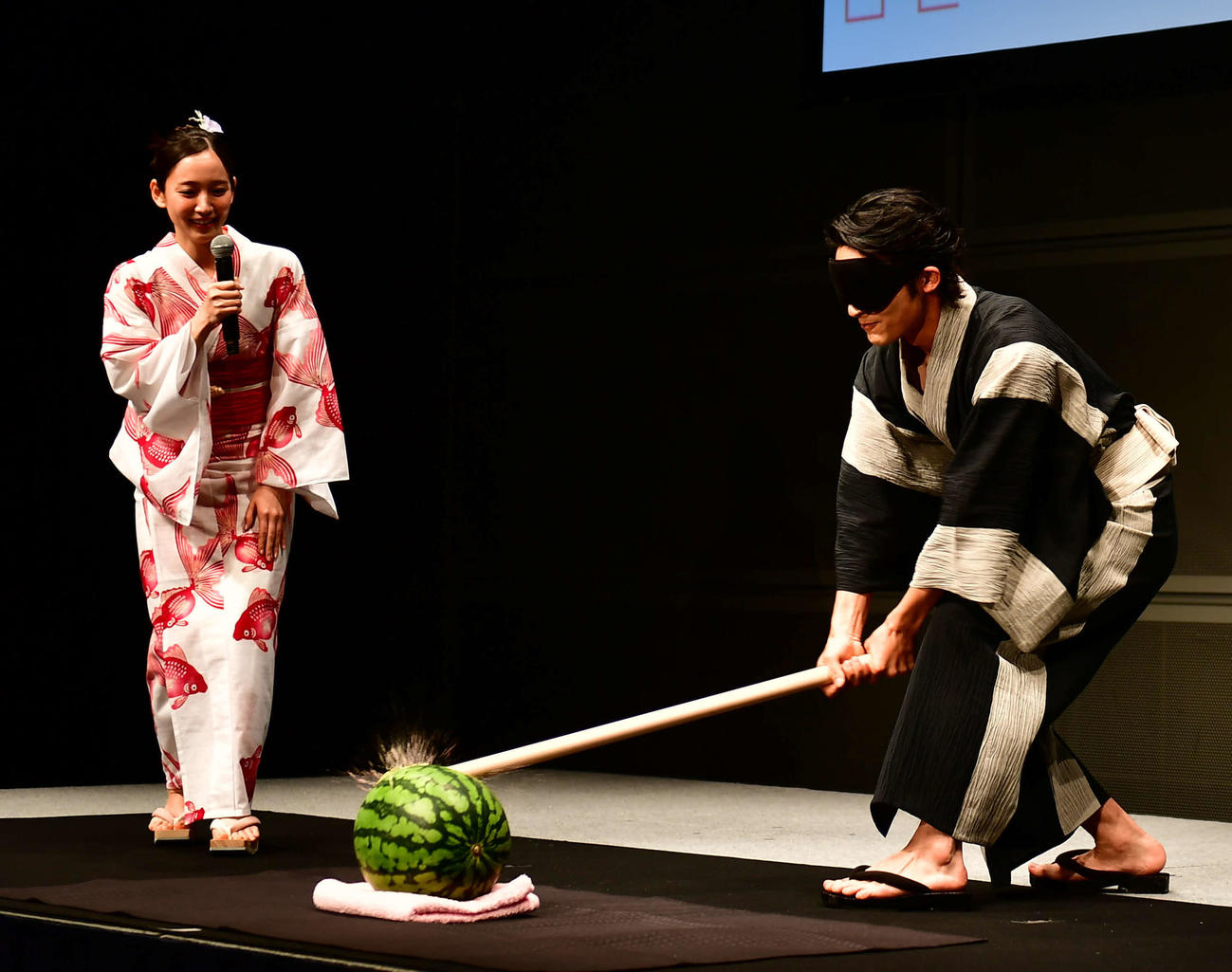 映画「九龍ジェネリックロマンス」の「納涼！夕涼み試写会」でスイカ割りを行う吉岡里帆（左）と水上恒司（撮影・松尾幸之介）