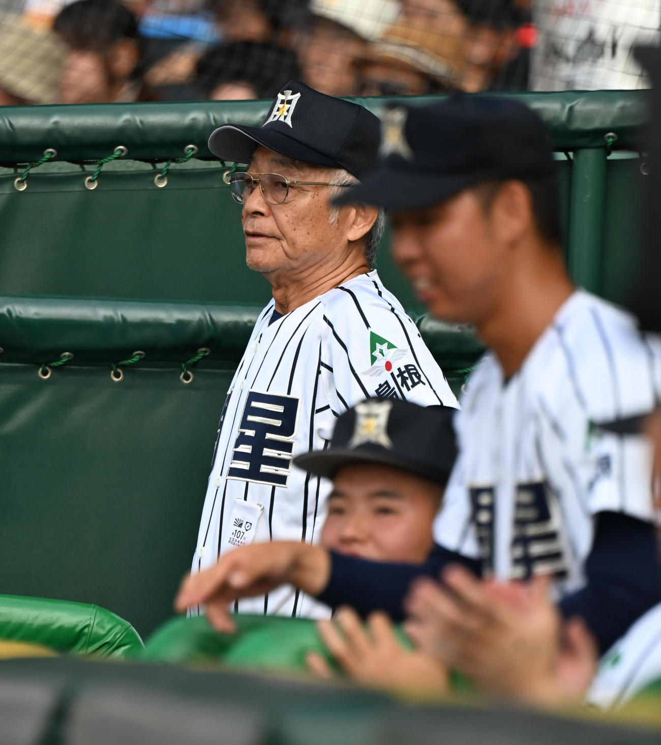 開星対仙台育英　ベンチから指揮を執る開星・野々村監督（撮影・和賀正仁）