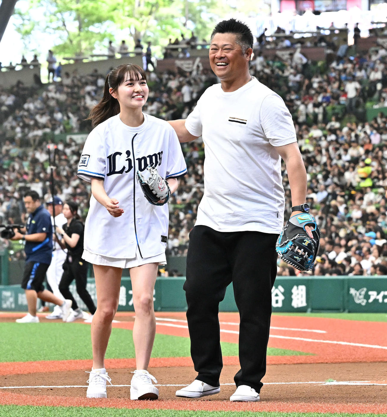 始球式を終え引き揚げる細川愛倫（左）と父の細川亨氏（2024年5月撮影）