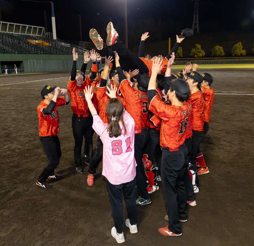 プロ草野球チーム「ベーチャン！」の全国大会優勝時の胴上げ