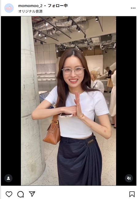 武道ポーズ？の新山桃子（新山桃子のインスタグラムから）