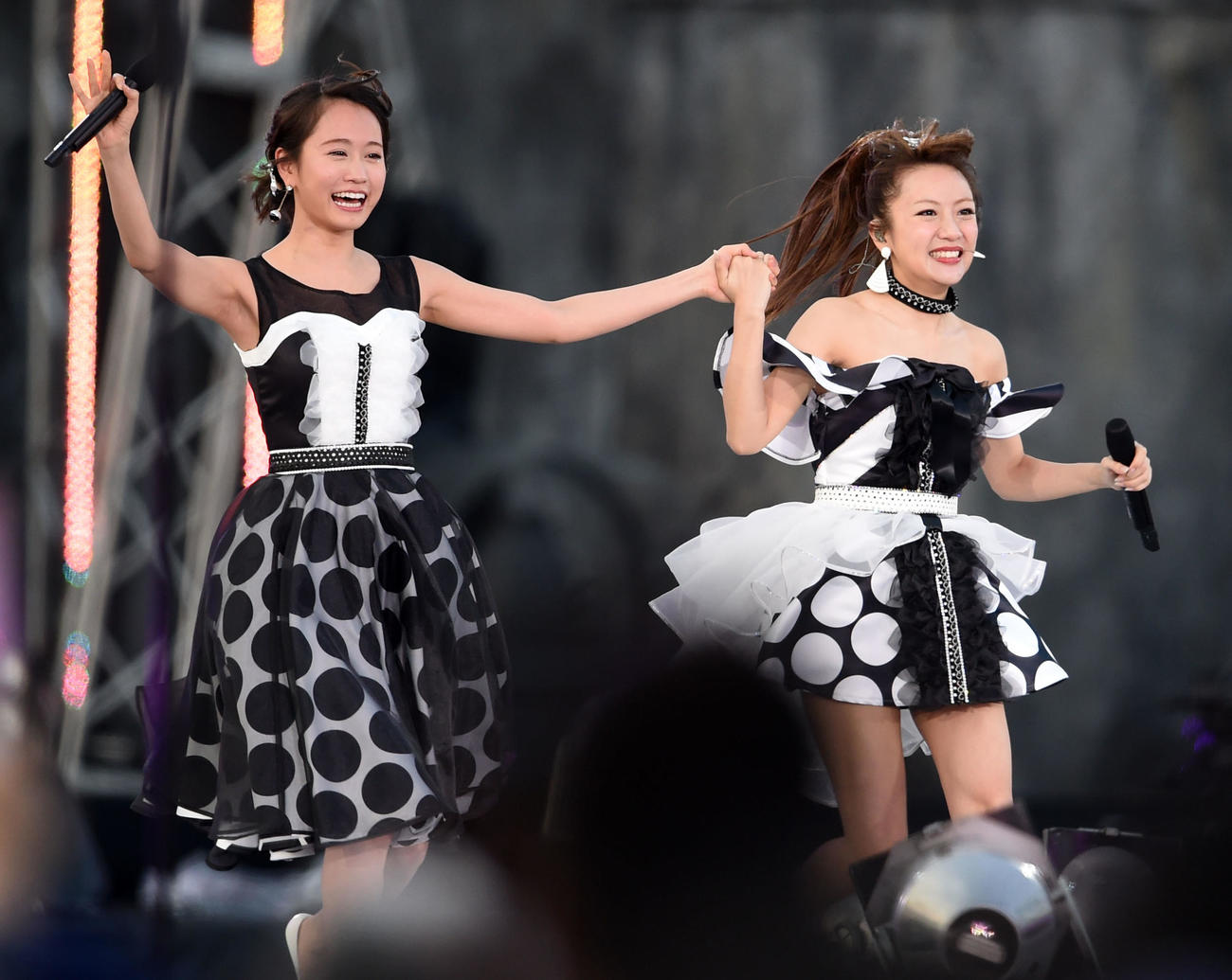 16年3月、高橋みなみ（右）は卒業コンサートで前田敦子と手をつないで走り出す