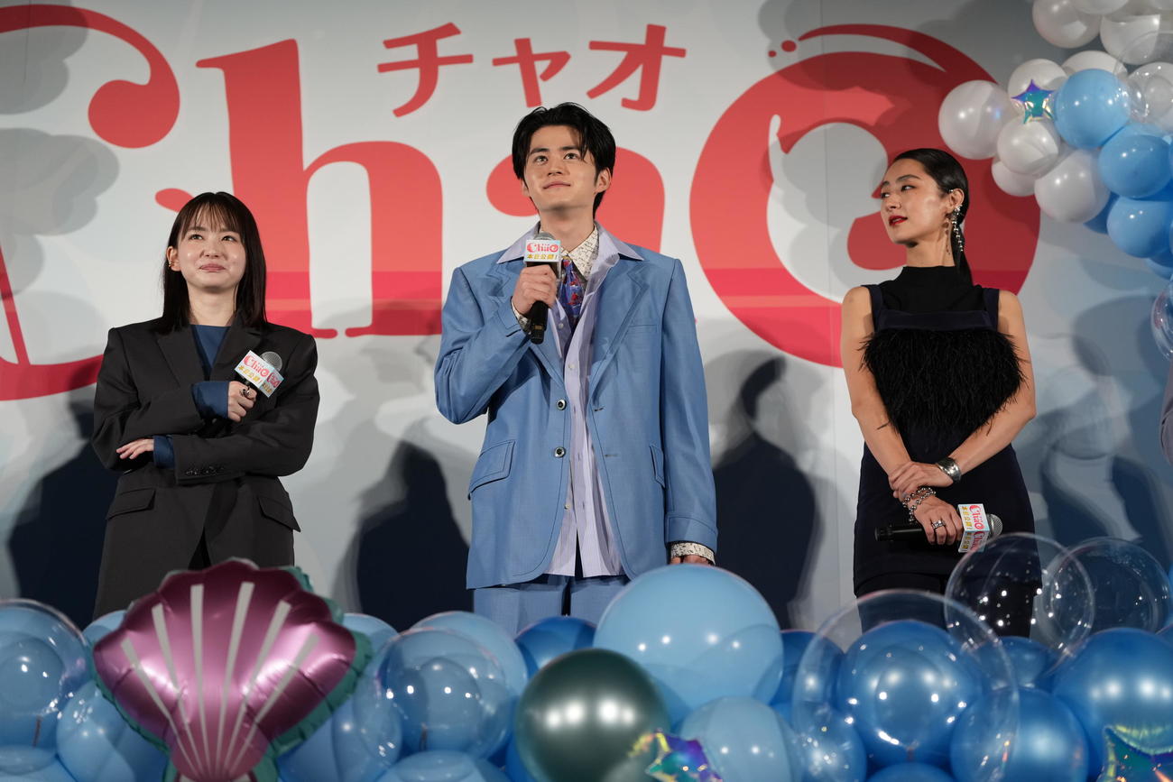 映画「ChaO」初日舞台あいさつに臨む、左から山田杏奈、鈴鹿央士、シシド・カフカ（撮影・小沢裕）
