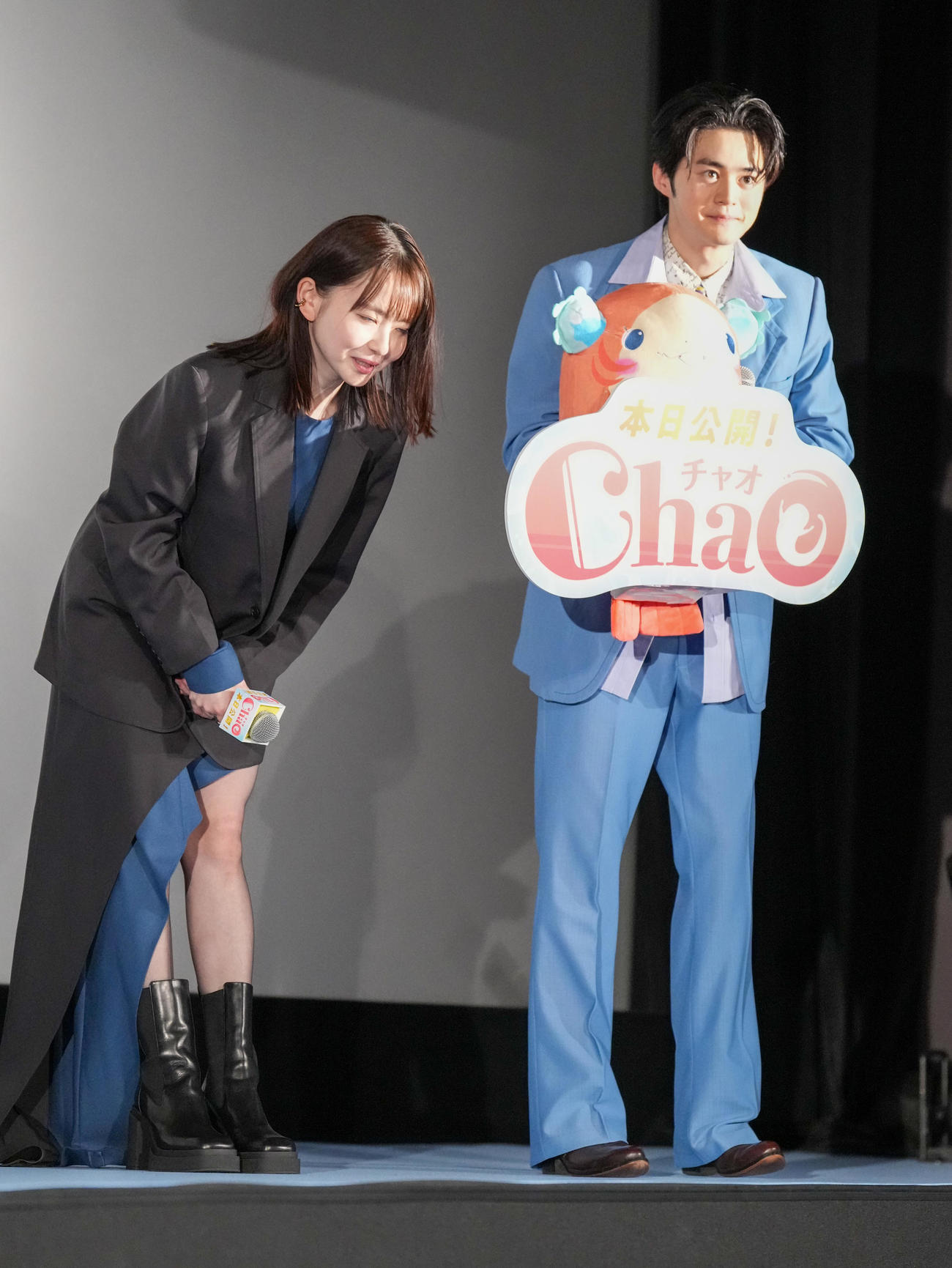 映画「ChaO」初日舞台あいさつに臨む、左から山田杏奈、鈴鹿央士（撮影・小沢裕）