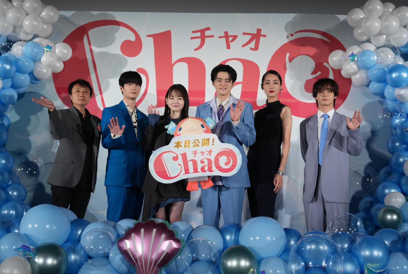 映画「ChaO」初日舞台あいさつに臨む、左から青木康浩監督、梅原裕一郎、山田杏奈、鈴鹿央士、シシド・カフカ、太田駿静（撮影・小沢裕）
