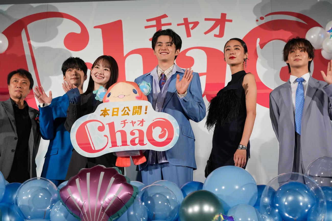 映画「ChaO」初日舞台あいさつに臨む、左から青木康浩監督、梅原裕一郎、山田杏奈、鈴鹿央士、シシド・カフカ、太田駿静（撮影・小沢裕）