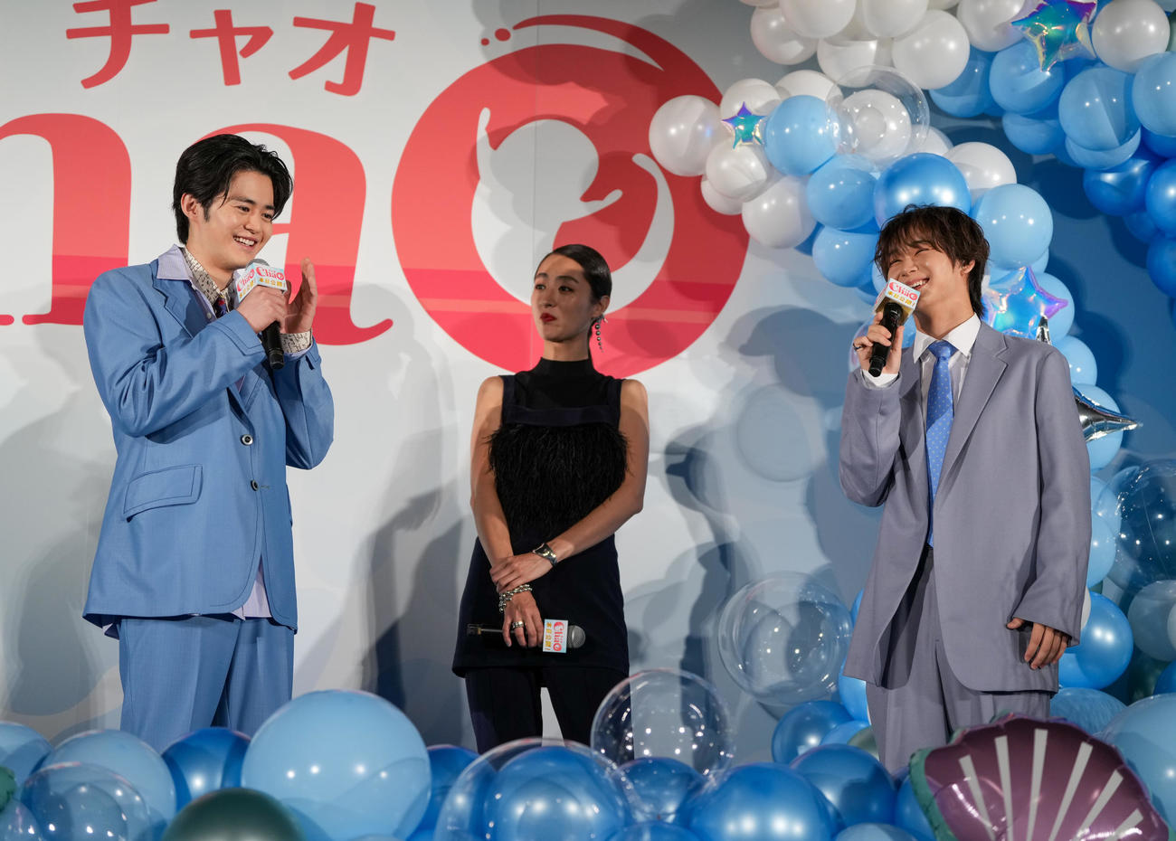 映画「ChaO」初日舞台あいさつに臨む、左から鈴鹿央士、シシド・カフカ、太田駿静（撮影・小沢裕）