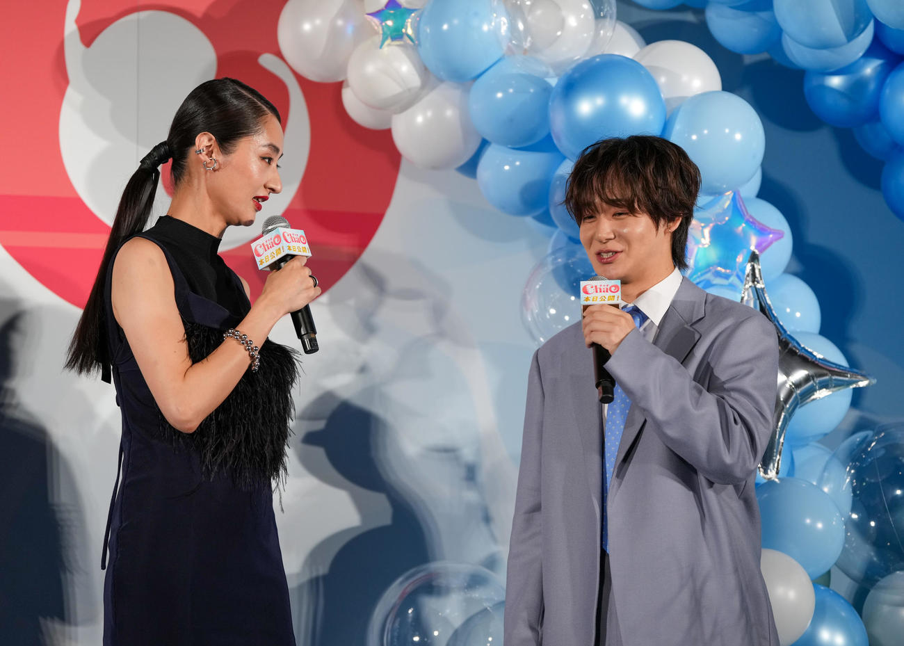映画「ChaO」初日舞台あいさつに臨む、左からシシド・カフカ、太田駿静（撮影・小沢裕）