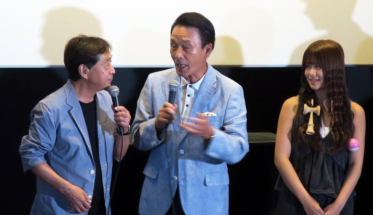 映画「ダマガール」初日舞台あいさつで。左から、こぼん、おぼん、YUA