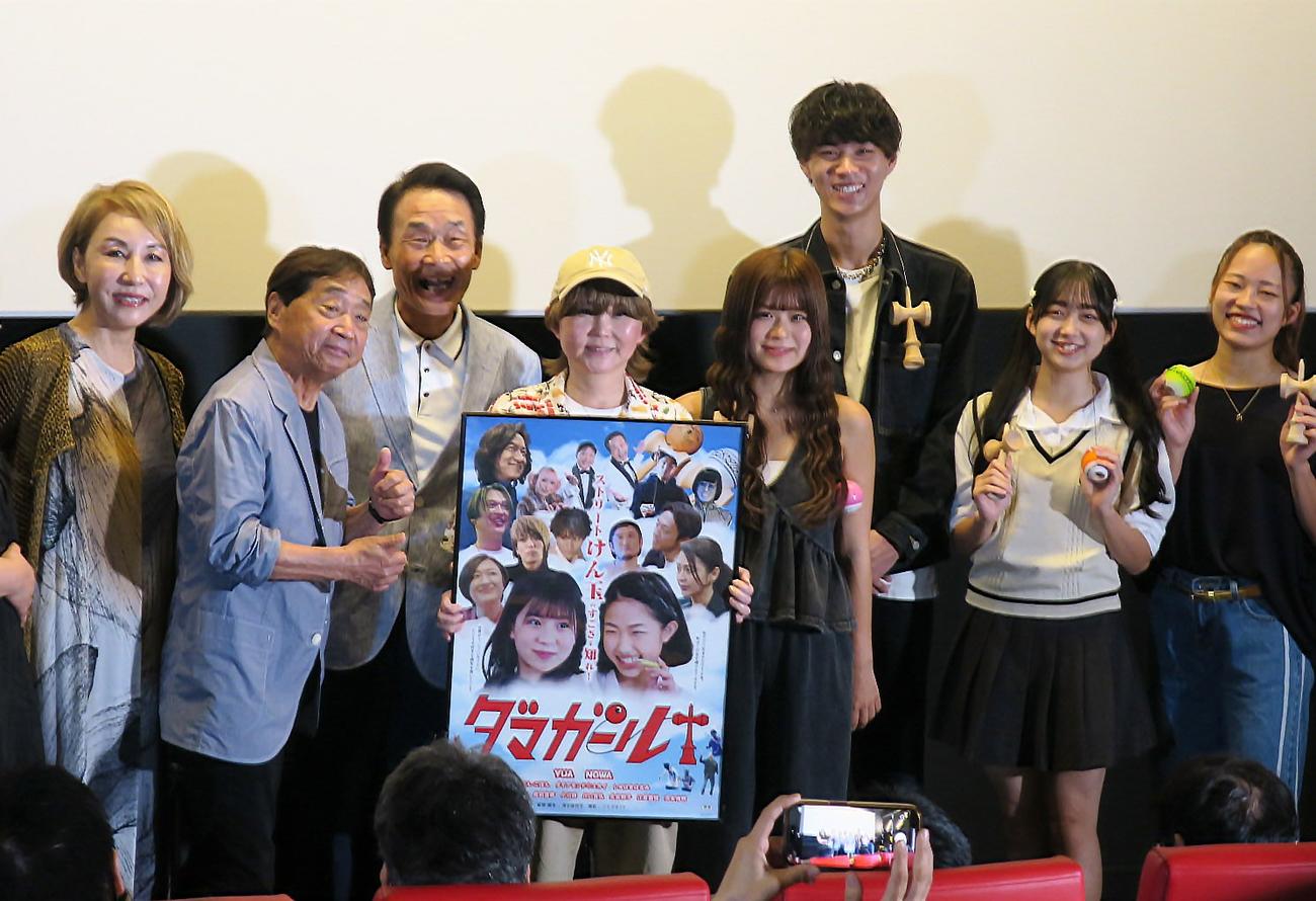 映画「ダマガール」初日舞台あいさつで。左から、北谷和子、こぼん、おぼん、清水佳代子監督、YUA、小川翔、カノン、アリア