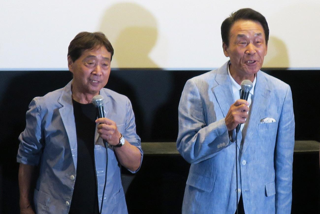 映画「ダマガール」初日舞台あいさつに登場したおぼんこぼん。左から、こぼん、おぼん