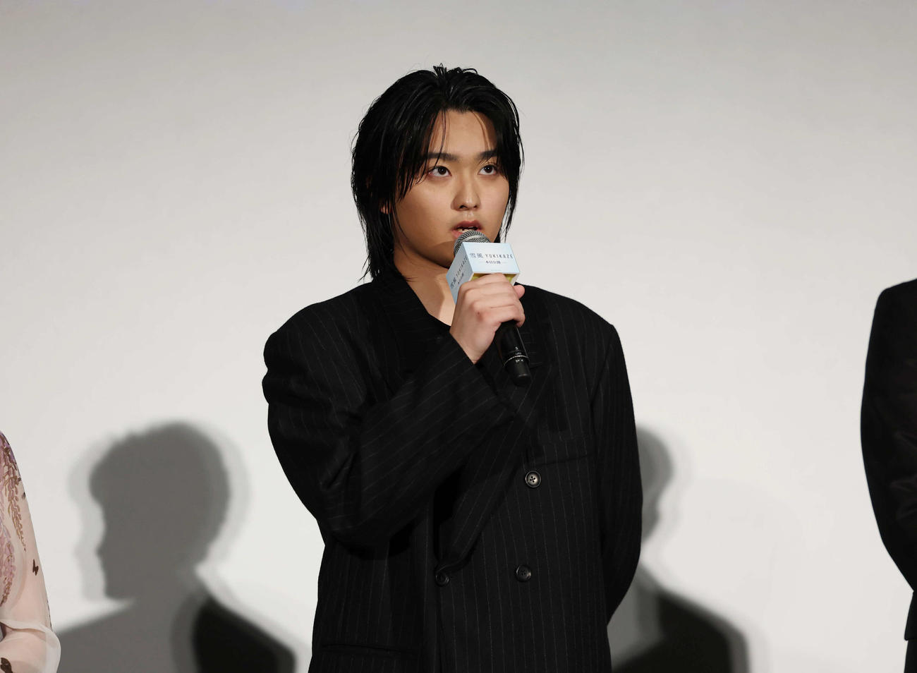 初日舞台あいさつで話をする奥平大兼（撮影・増田悦実）