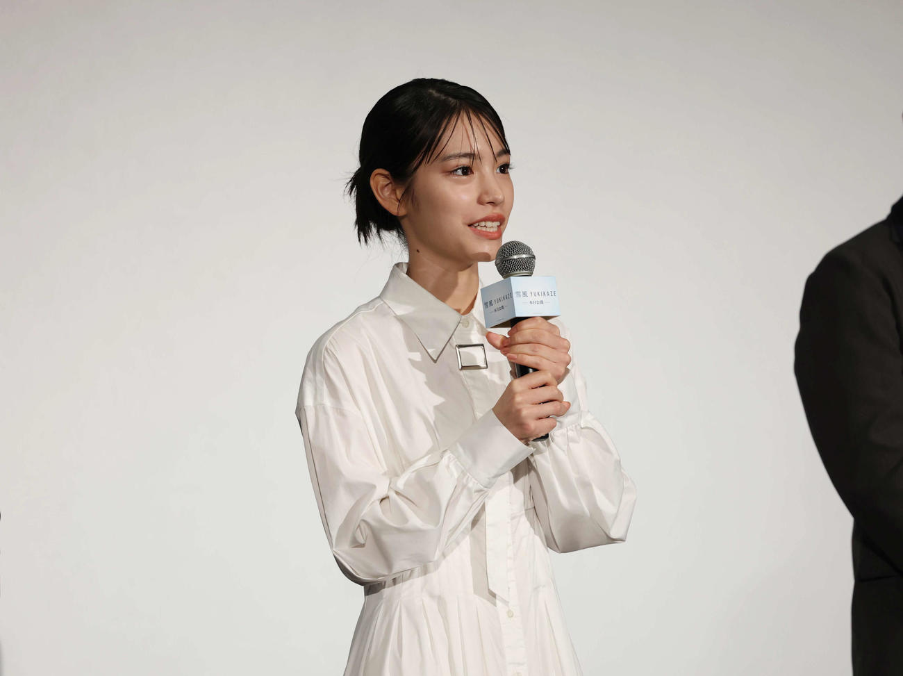 初日舞台あいさつで話をする當真あみ（撮影・増田悦実）