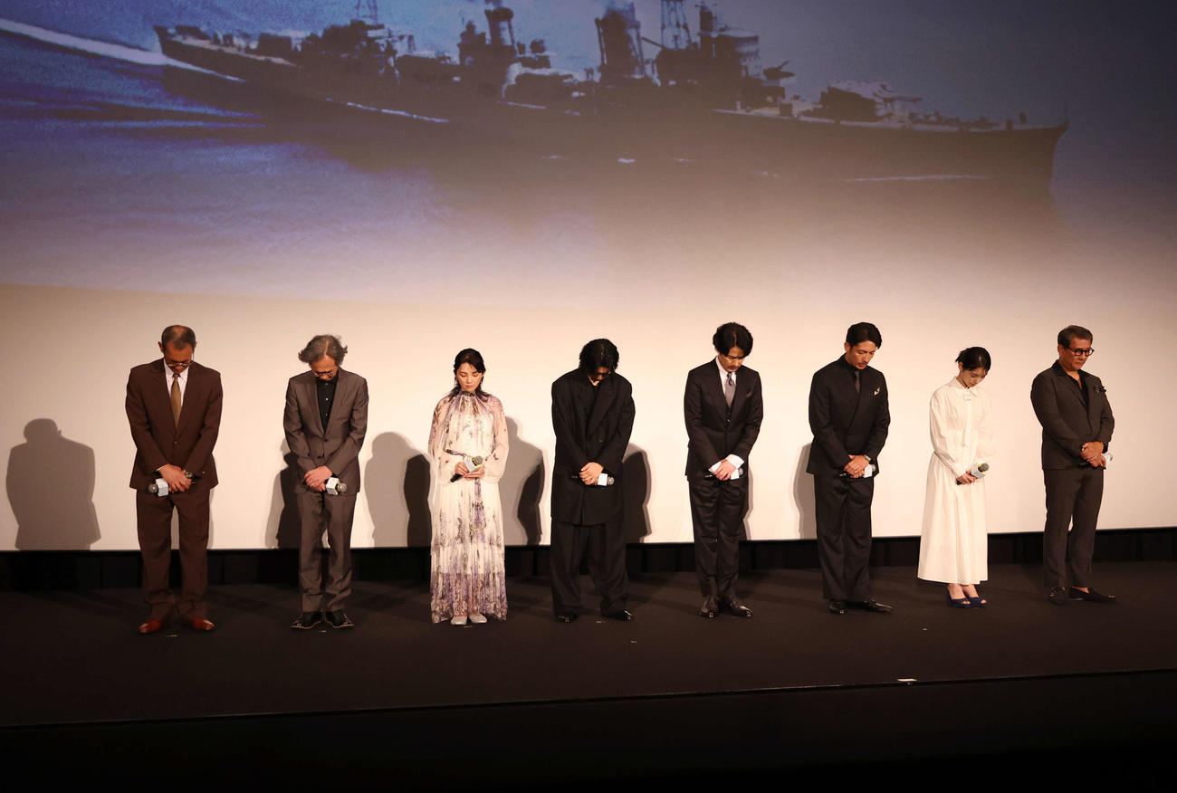 初日舞台あいさつで、もくとうをする、左から山田敏久監督、長谷川康夫、田中麗奈、奥平大兼、竹野内豊、玉木宏、當真あみ、中井貴一（撮影・増田悦実）