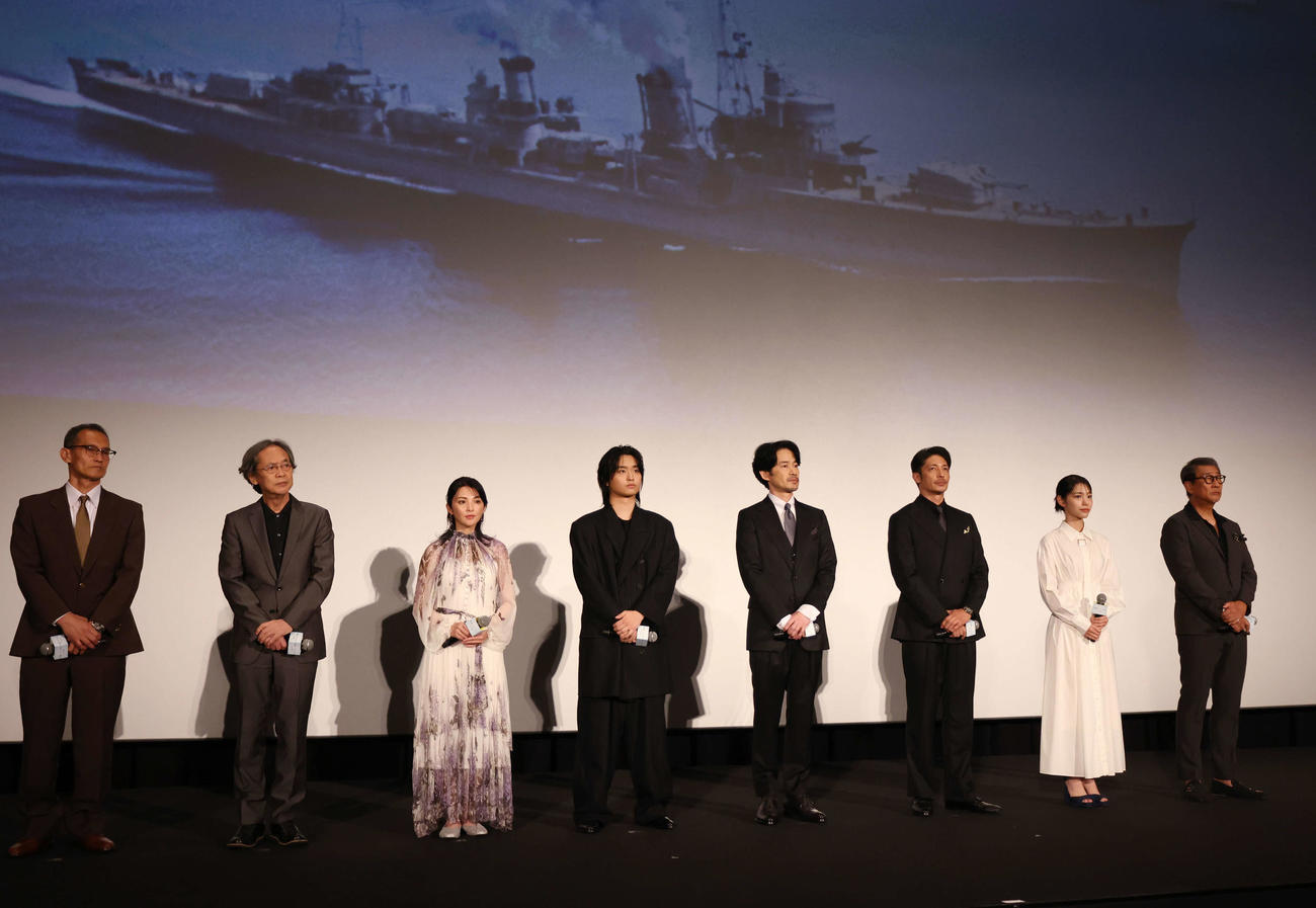 初日舞台あいさつに登壇した左から山田敏久監督、長谷川康夫、田中麗奈、奥平大兼、竹野内豊、玉木宏、當真あみ、中井貴一（撮影・増田悦実）