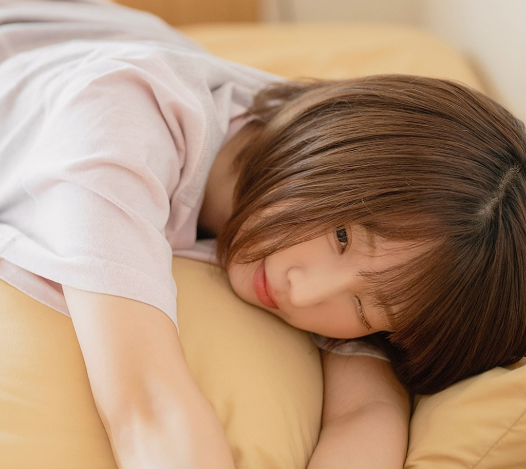 Tシャツ姿でくつろぐえなこ（えなこのインスタグラムから）