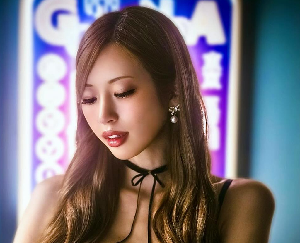 妖艶ショットを公開した央川かこ（央川かこのインスタグラムから）