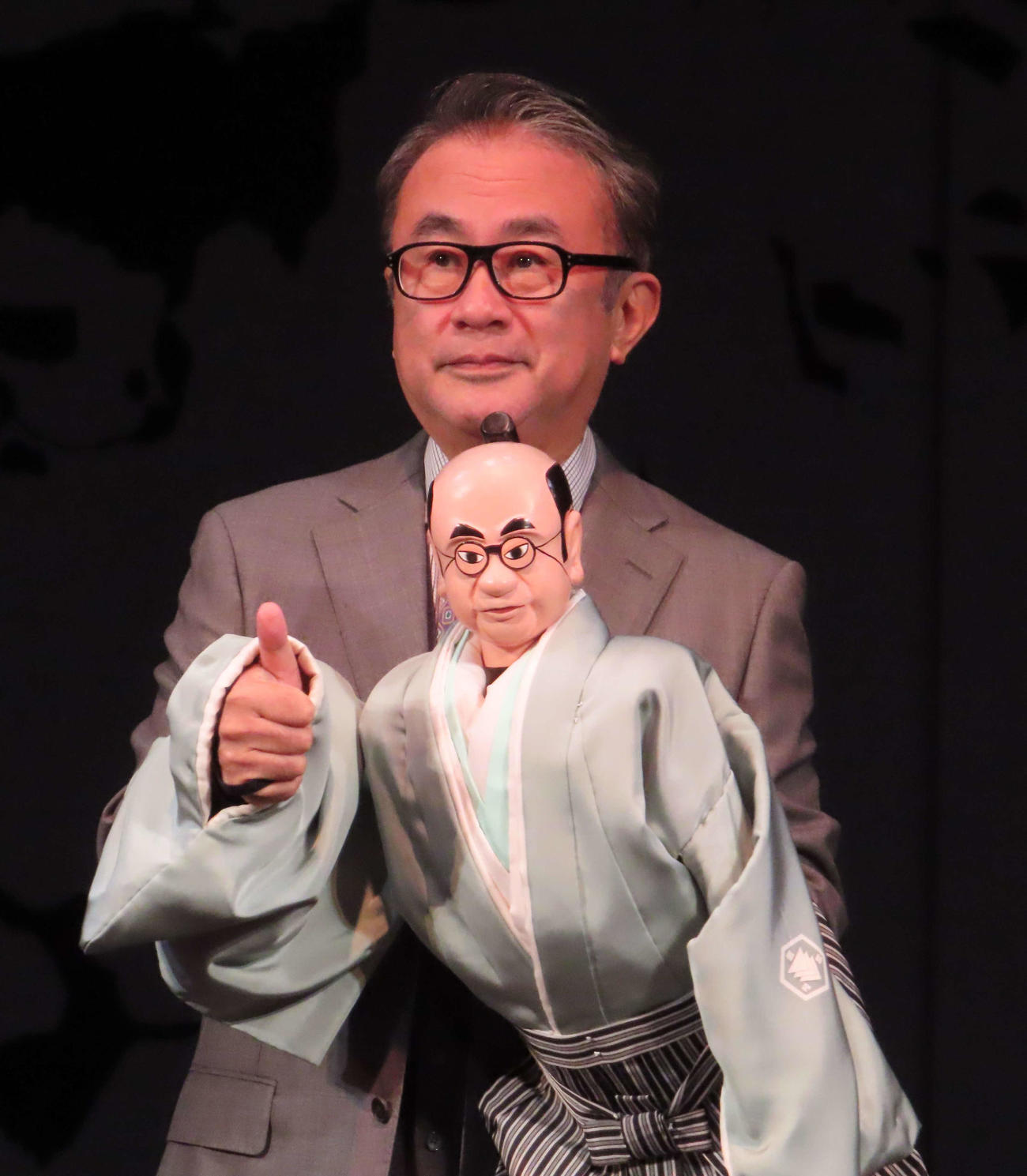 「三谷くん人形」を持ってポーズを取る三谷幸喜（撮影・寺本吏輝）
