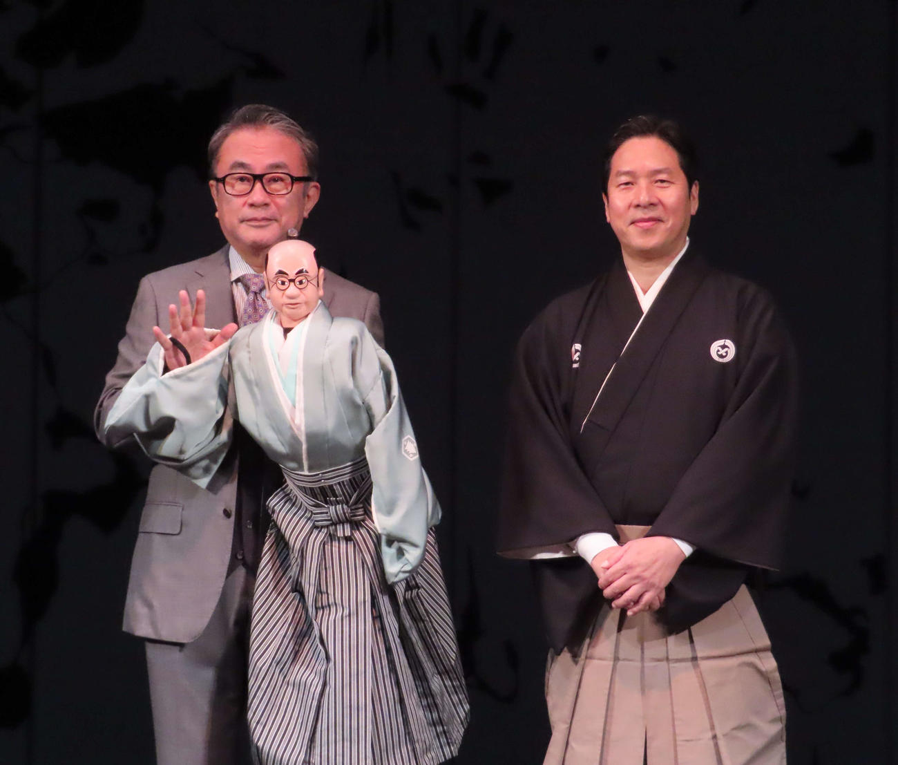 「三谷くん人形」を持ってポーズを取る三谷幸喜（左）と吉田一輔（右）（撮影・寺本吏輝）