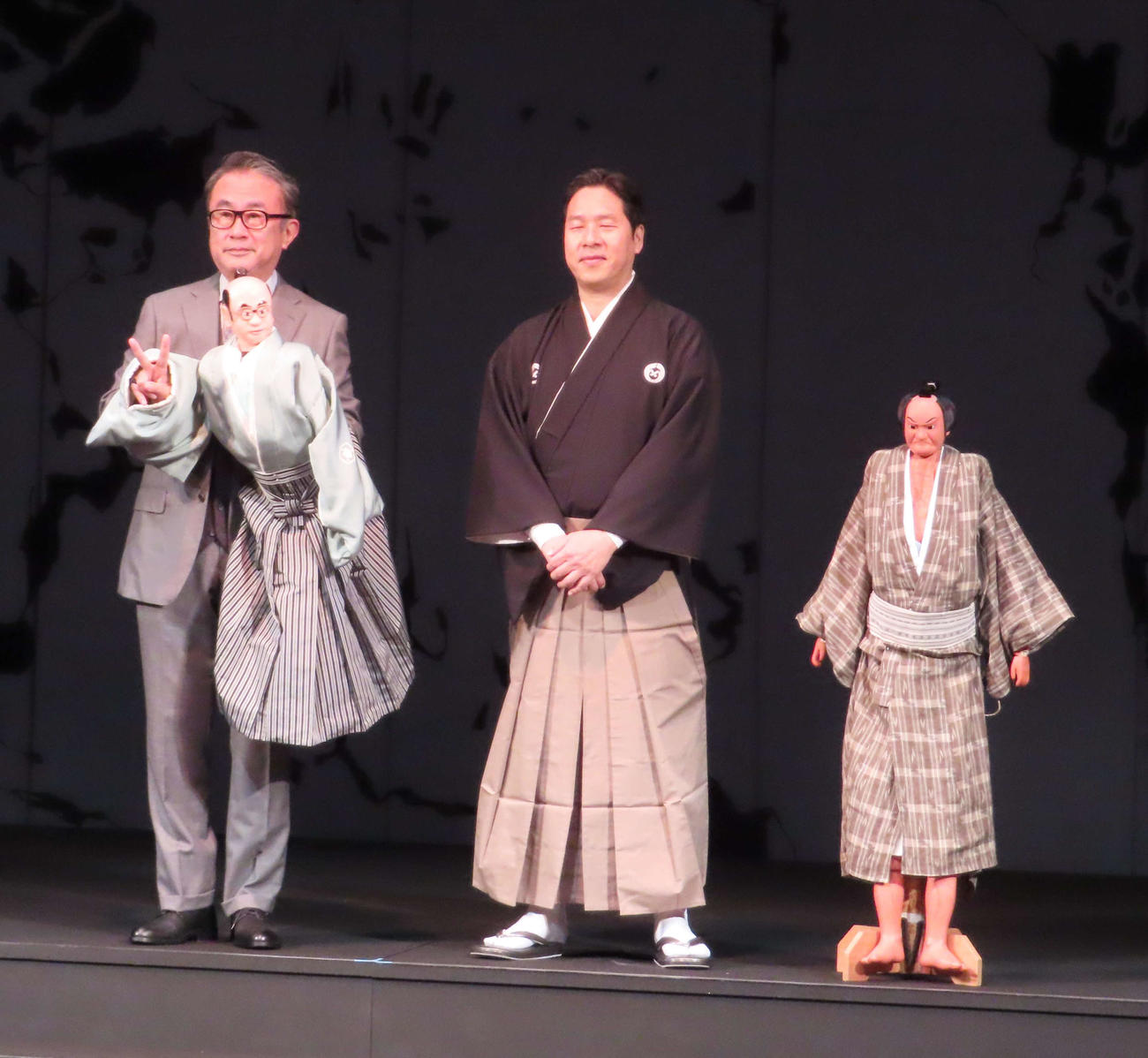 「人形ぎらい」開幕前会見に登壇した、左から三谷幸喜、吉田一輔、人形の陀羅助（撮影・寺本吏輝）