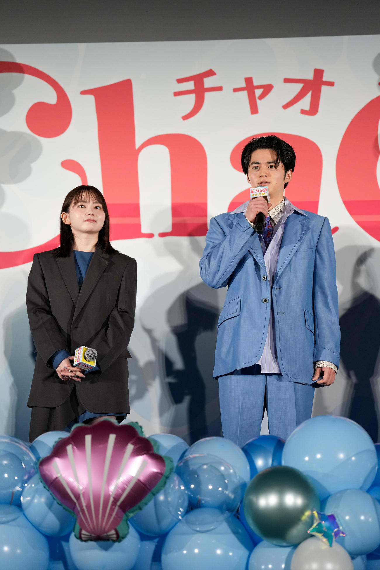 映画「ChaO」初日舞台あいさつに臨む山田杏奈（左）と鈴鹿央士（撮影・小沢裕）