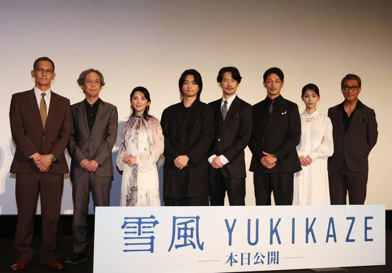 初日舞台あいさつのフォトセッションで目線を向ける左から山田敏久監督、長谷川康夫、田中麗奈、奥平大兼、竹野内豊、玉木宏、當真あみ、中井貴一（撮影・増田悦実）