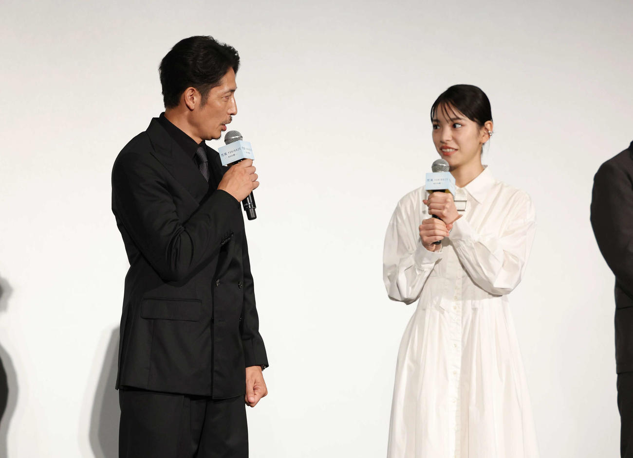 初日舞台あいさつで初めて会いあいさつをする玉木宏（左）と當真あみ（撮影・増田悦実）
