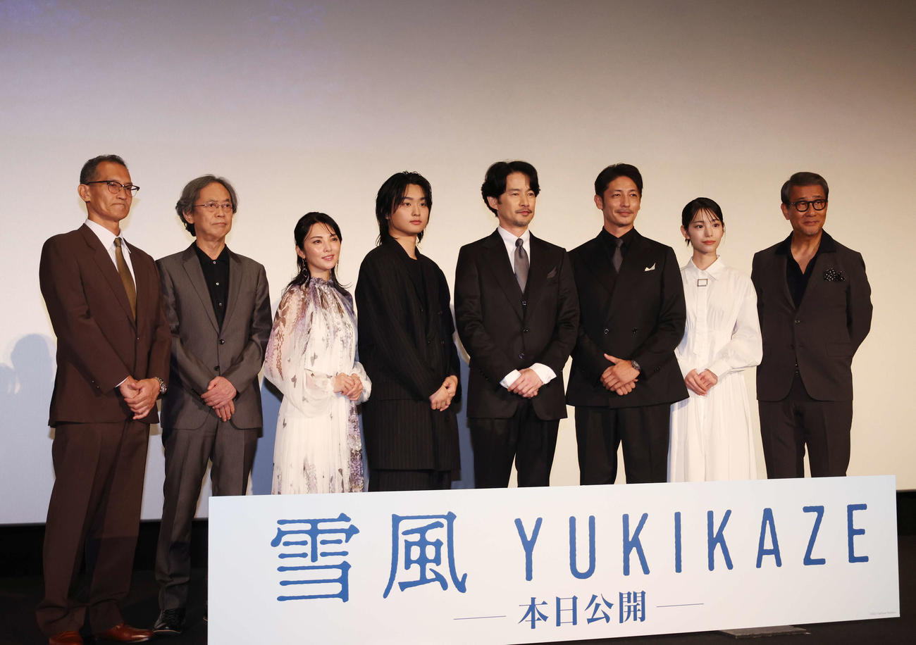 初日舞台あいさつのフォトセッションを行う左から山田敏久監督、長谷川康夫、田中麗奈、奥平大兼、竹野内豊、玉木宏、當真あみ、中井貴一（撮影・増田悦実）