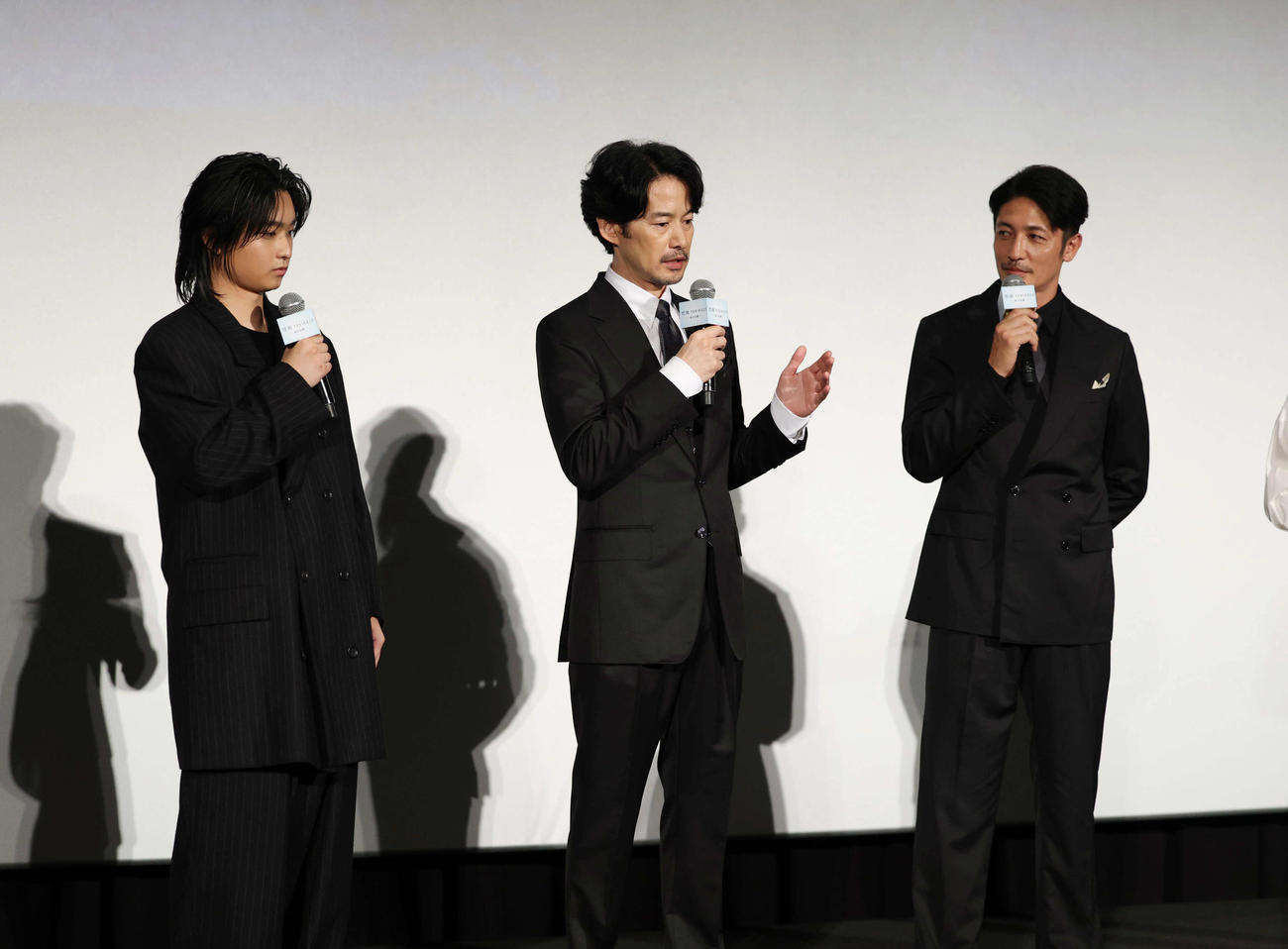 初日舞台あいさつで話をする左から奥平大兼、竹野内豊、玉木宏（撮影・増田悦実）